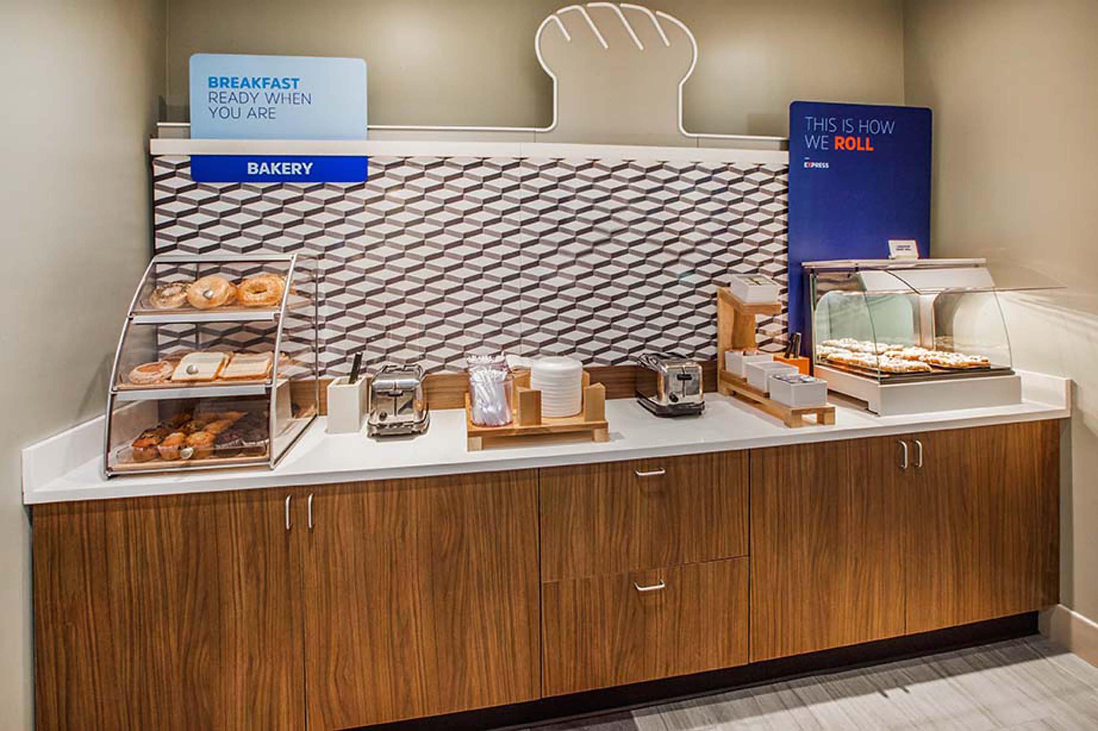 Holiday Inn Express & Suites Cleveland By Ihg Exterior foto